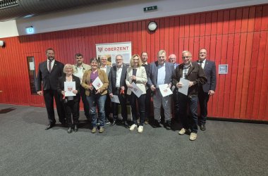 Vereidigte Stadträte und Stadträtinnen mit dem Stadtverordnetenvorsteher Dirk Daniel Zucht und Bürgermeister Christian Kehrer