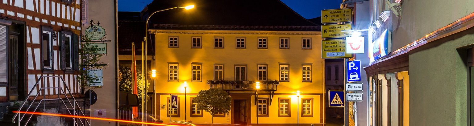 Ein Foto des Rathauses in Beerfelden, nachts