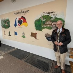 Gahler vor Wandbild 