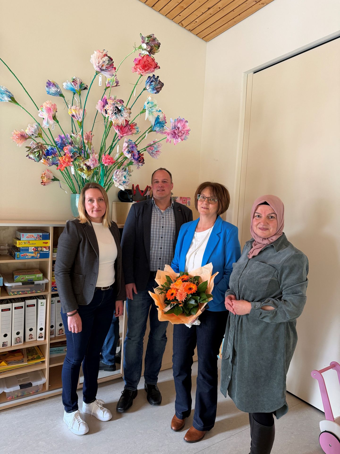 Gruppenbild mit Marliese Lenz, Bürgermeister Christian Kehrer, Kita-Leiterin Keriman Bozkurt und Personalratsvorsitzende Peggy Schindler-Fichtel