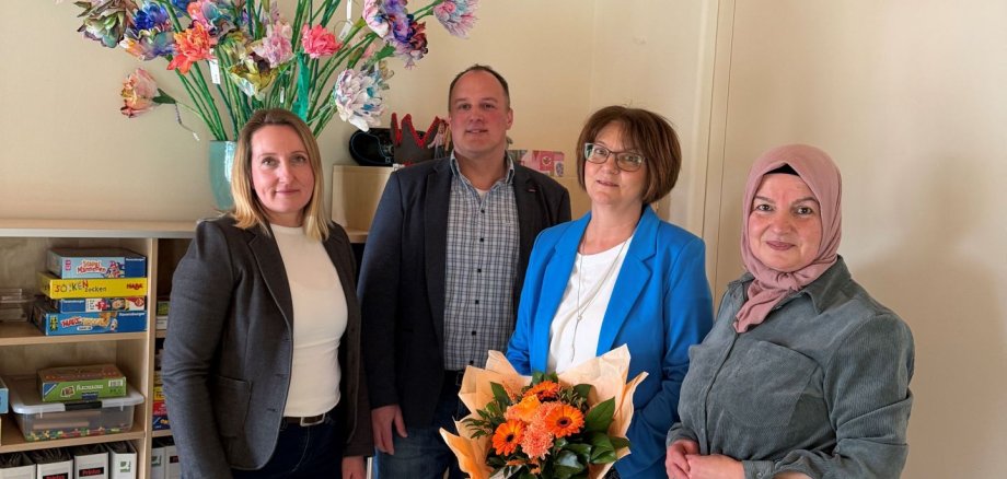 Gruppenbild mit Marliese Lenz, Bürgermeister Christian Kehrer, Kita-Leiterin Keriman Bozkurt und Personalratsvorsitzende Peggy Schindler-Fichtel