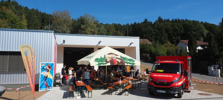 Gäste vor dem Feuerwehrhaus
