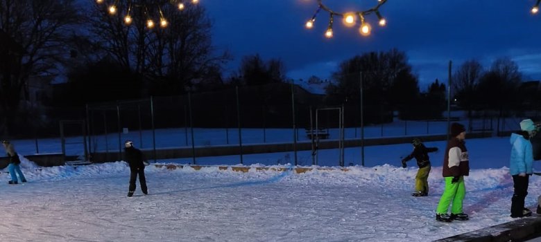 Eisbahn im Dunkeln