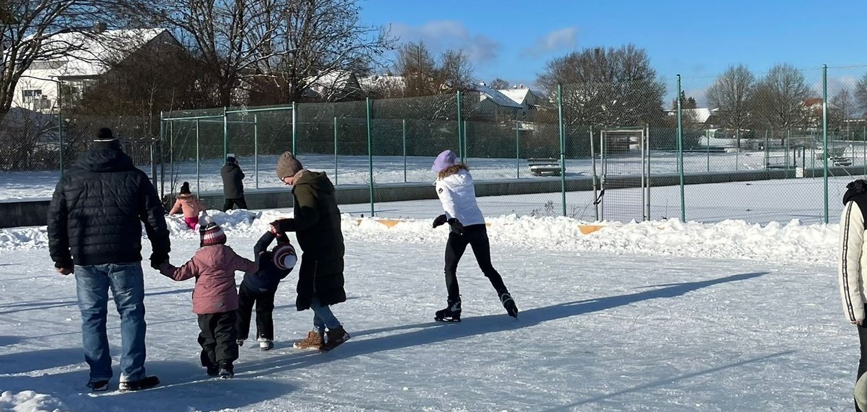 Eisbahn mit eislaufenden Personen