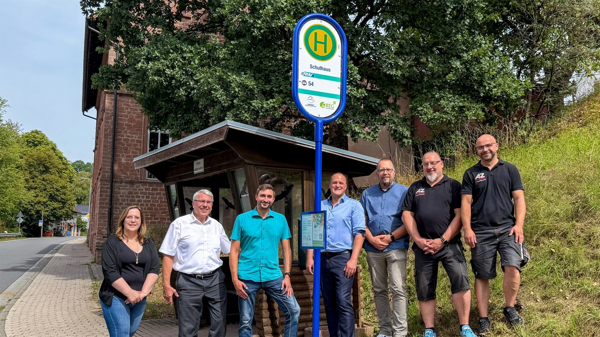 Offizieller Spatenstich - neues Haltestellenschild in Falken-Gesäß mit Bürgermeister Kehrer und anderen Beteiligten