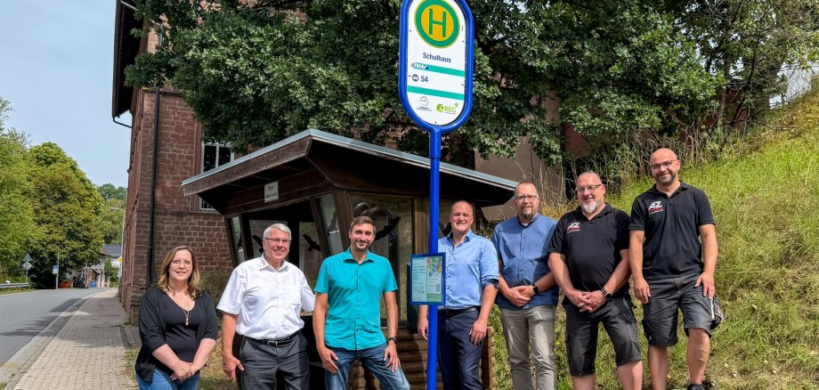 Offizieller Spatenstich - neues Haltestellenschild in Falken-Gesäß mit Bürgermeister Kehrer und anderen Beteiligten