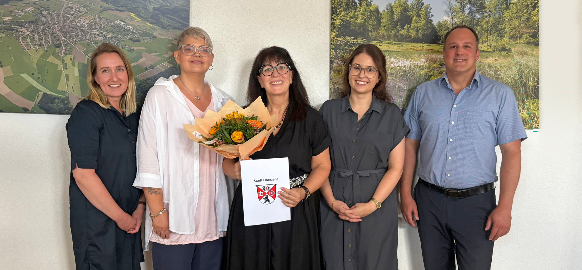 Jubilarin im Kreise ihrer Gratulanten
