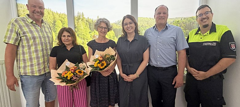 Dienstjubiläum und Verabschiedung in Kita Abenteuerland Jubilarin und verabschiedete Mitarbeiterin im Kreise ihrer Gratulanten