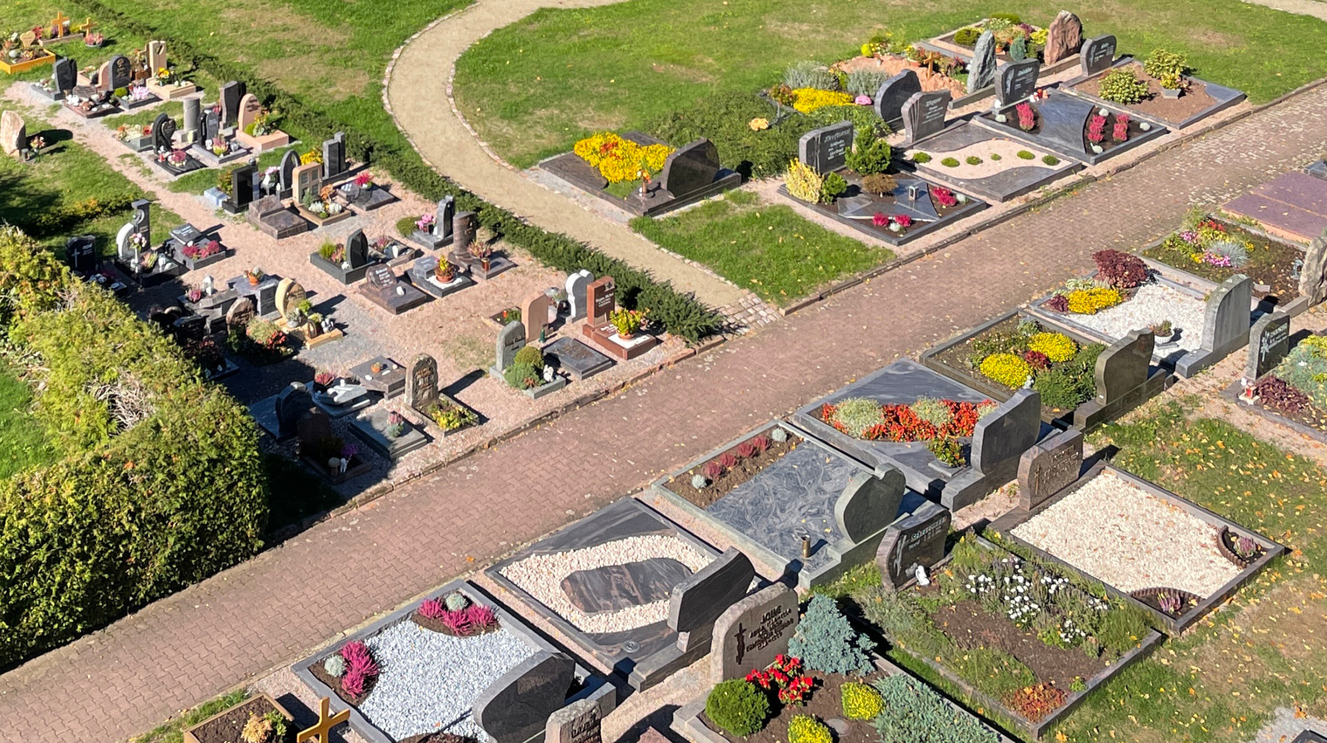 Blick auf einen Friedhof