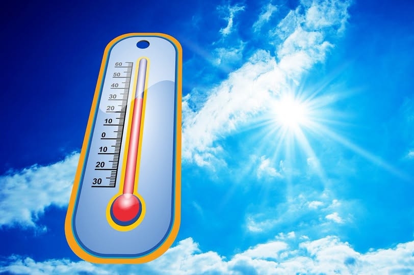 Thermometer vor Himmel, Temperaturanzeiger zeigt 30 Grad