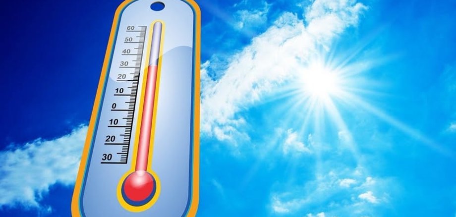 Hitzewelle Thermometer vor Himmel, Temperaturanzeiger zeigt 30 Grad
