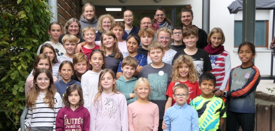 Kindergruppe mit den betreuenden Personen