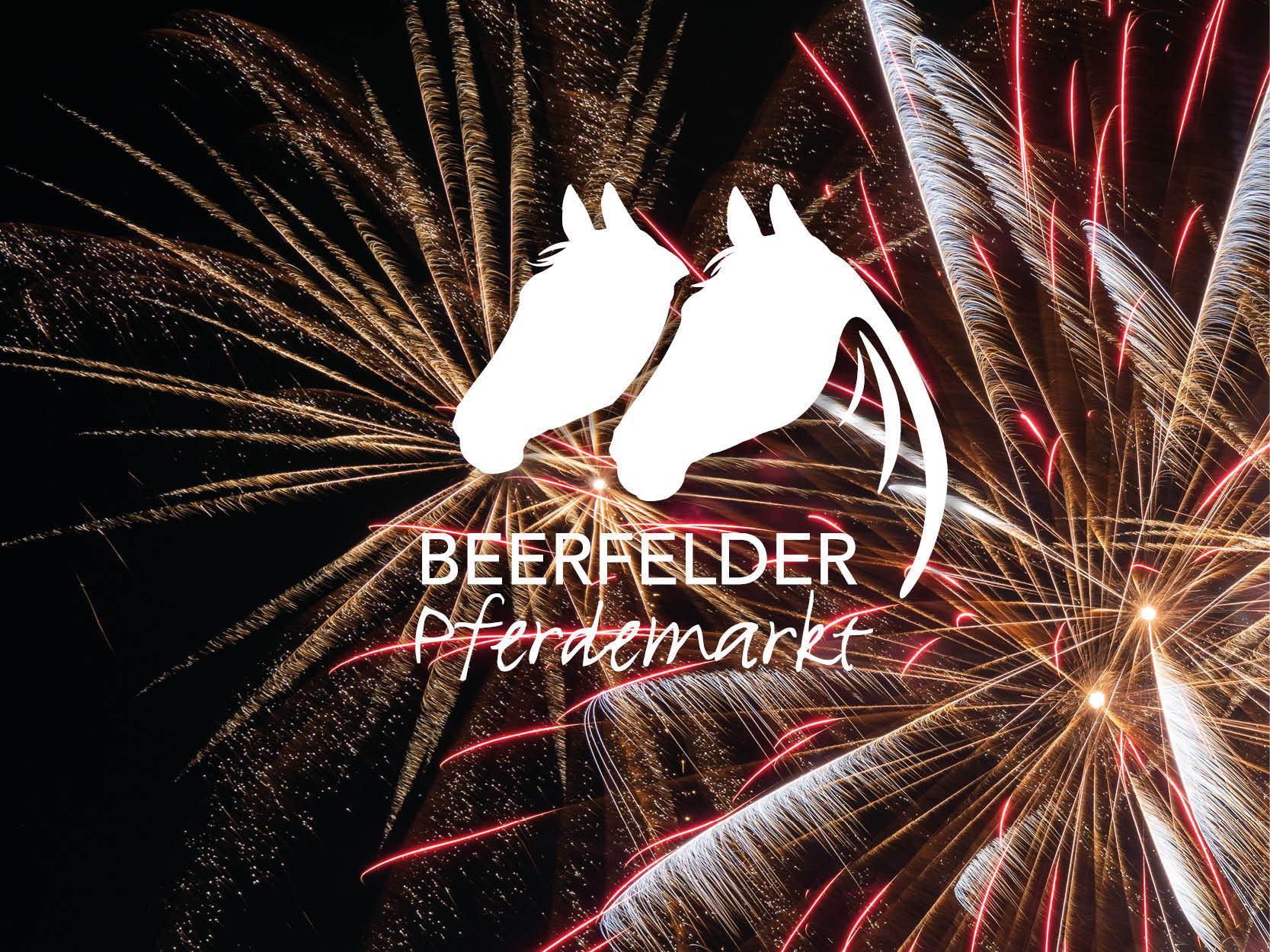 Logo Beerfelder Pferdemarkt mit Feuerwerk im Hintergrund