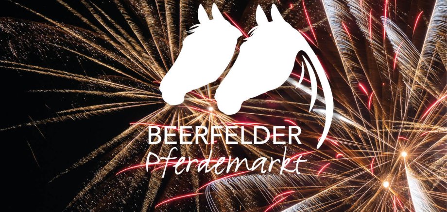 Logo Beerfelder Pferdemarkt mit Feuerwerk im Hintergrund