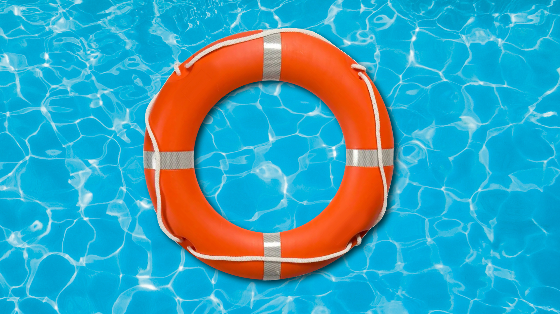 Rettungsring im Wasser schwimmend