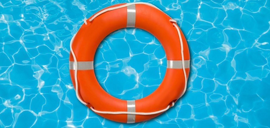 Rettungsring im Wasser schwimmend