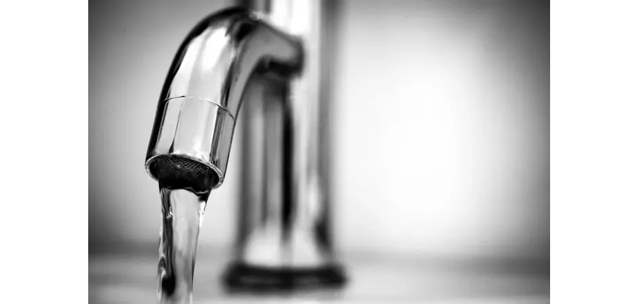 Wasserhahn mit fließendem Wasser