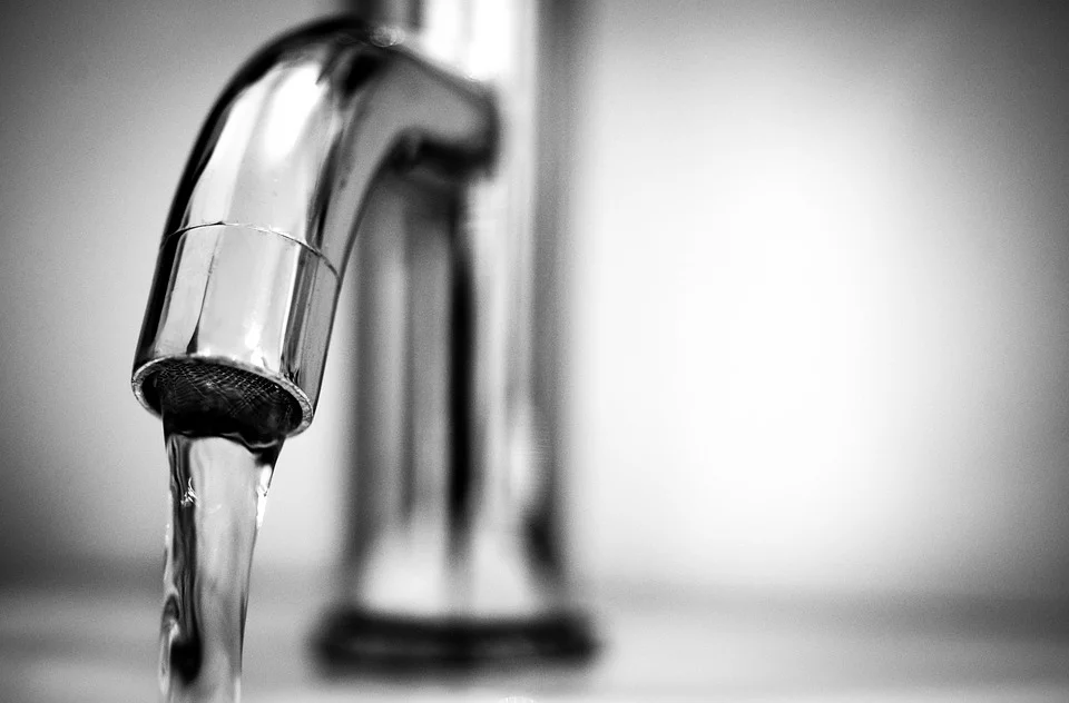Wasserhahn mit fließendem Wasser