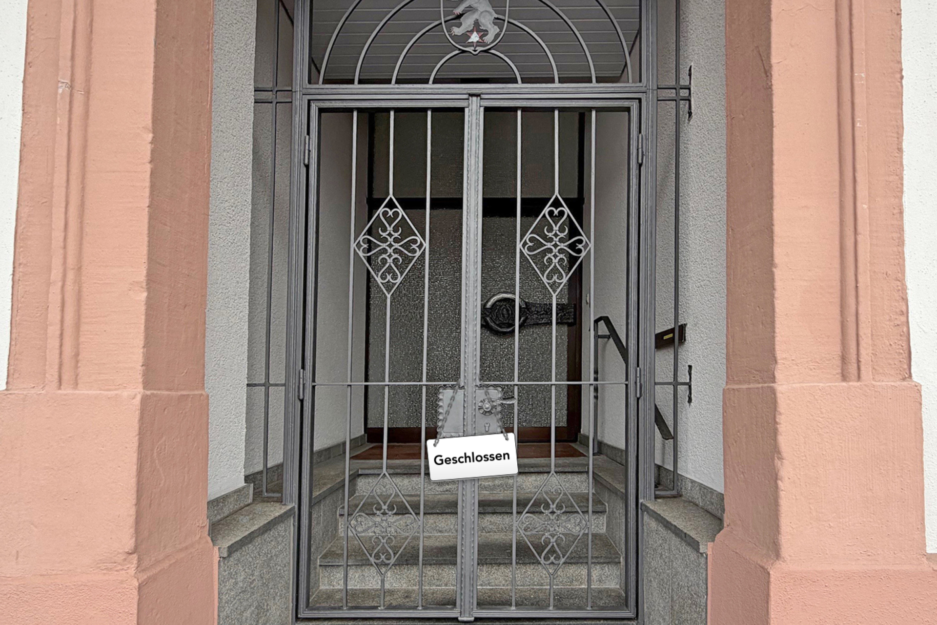 Geschlossene Rathaustür