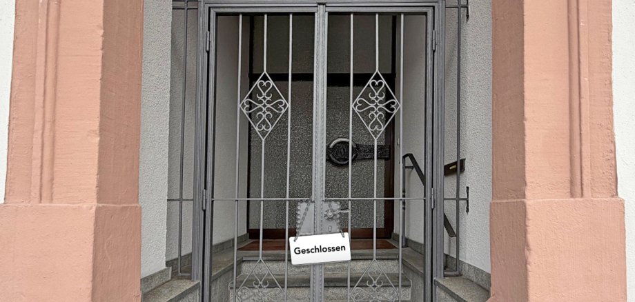 Geschlossene Rathaustür
