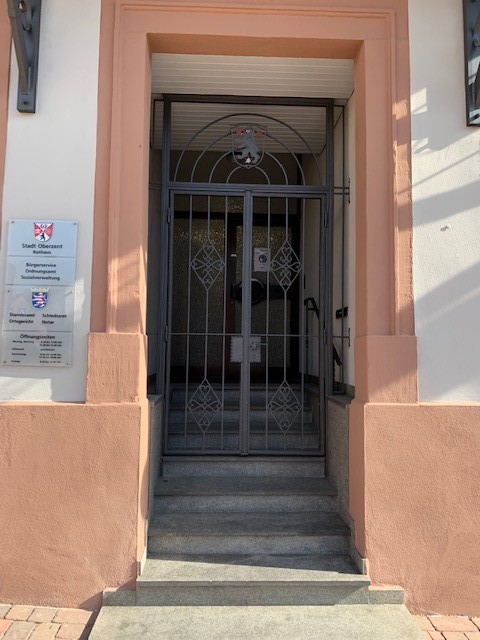 Geschlossene Rathaustür