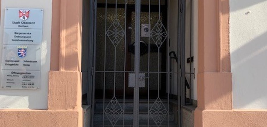 Geschlossene Rathaustür