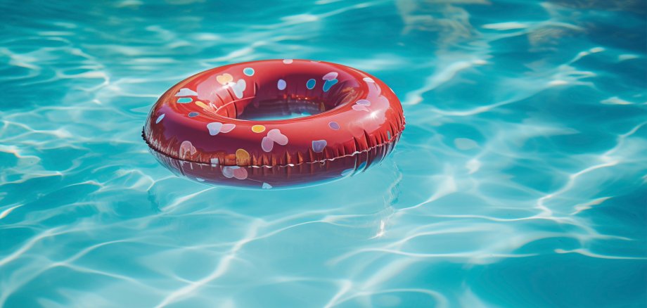 Roter Schwimmreifen im Wasser