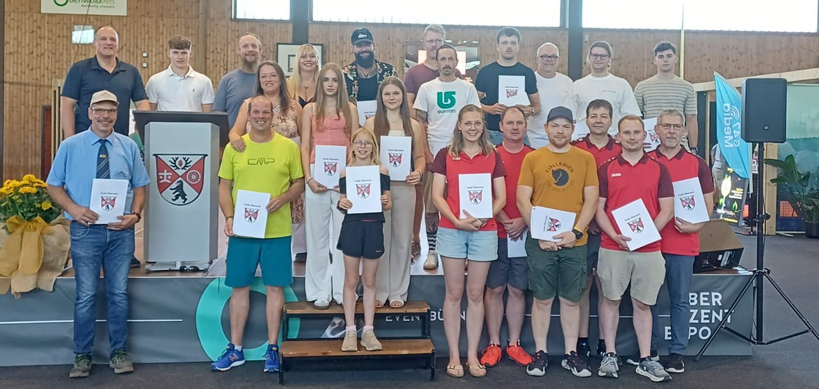 Gruppenbild der 2026 geehrten Sportlerinnen und Sportler mit Bürgermeister Christian Kehrer