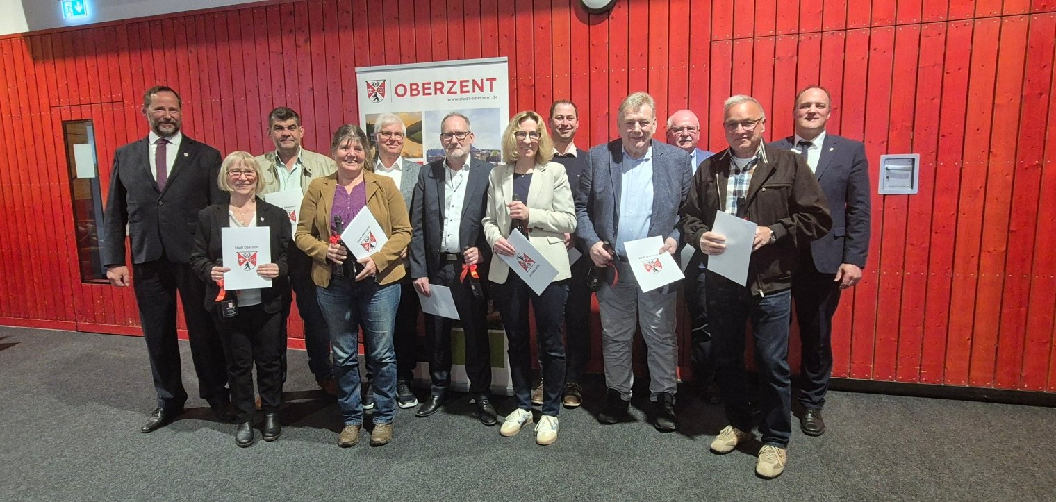 Gruppenbild der neu gewählten Stadträte und Stadträtinnen mit Stadtverordnetenvorsteher Dirk Daniel Zucht und Bürgermeister Christian Kehrer