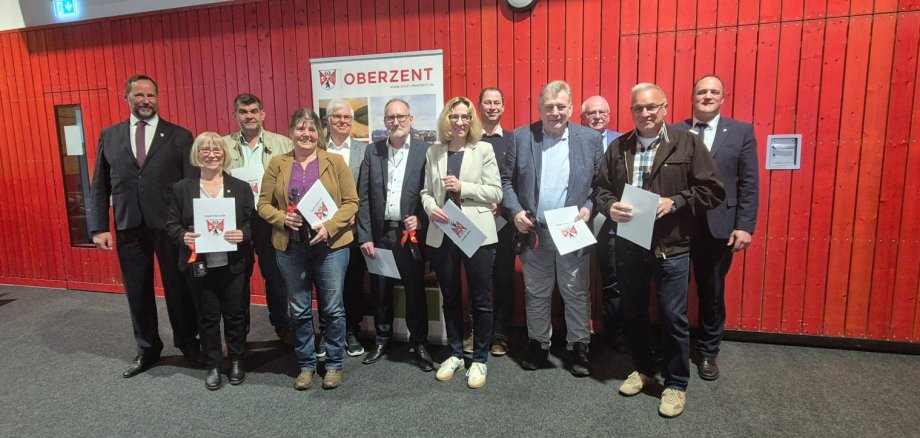 Gruppenbild der neu gewählten Stadträte und Stadträtinnen mit Stadtverordnetenvorsteher Dirk Daniel Zucht und Bürgermeister Christian Kehrer