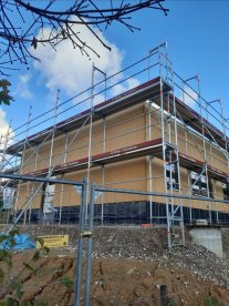 Haus mit Gerüst im Vordergrund