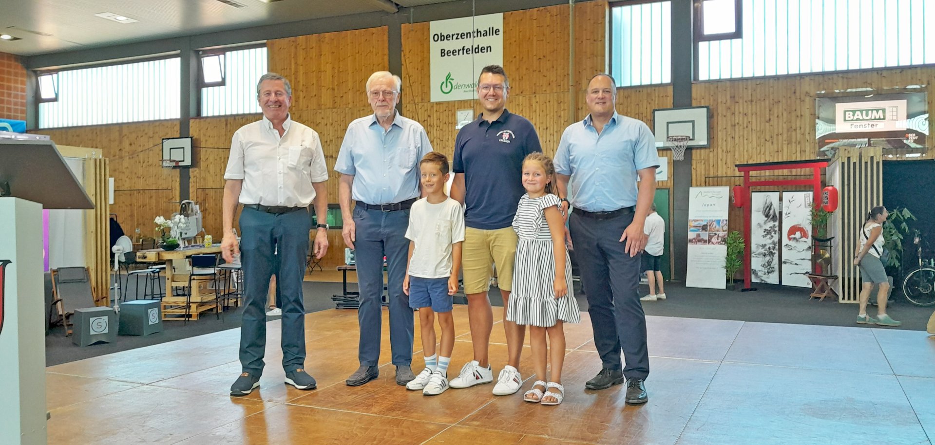 Gruppenbild bei der Übergabe des Jugendförderpreises an die Minifeuerwehr Kailbach