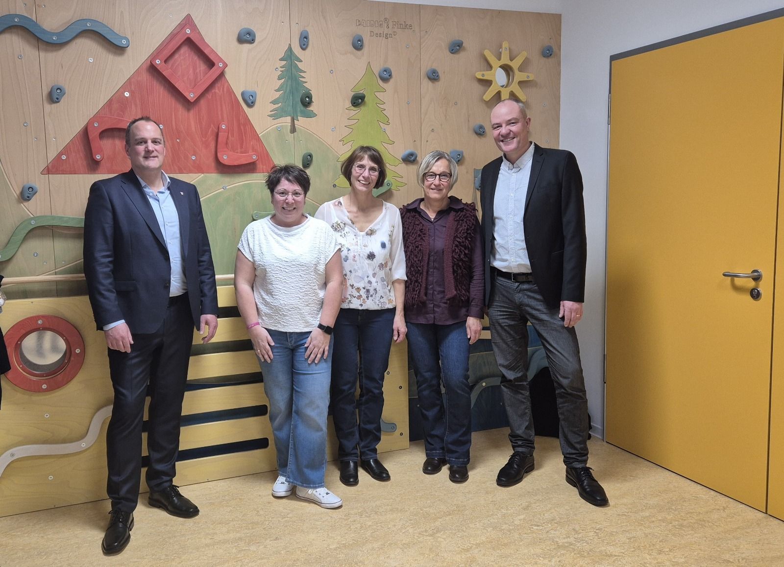 Gruppenbild mit Kita-Leitung, Bürgermeister, stellvertretender Leitung und zukünftiger Leitung