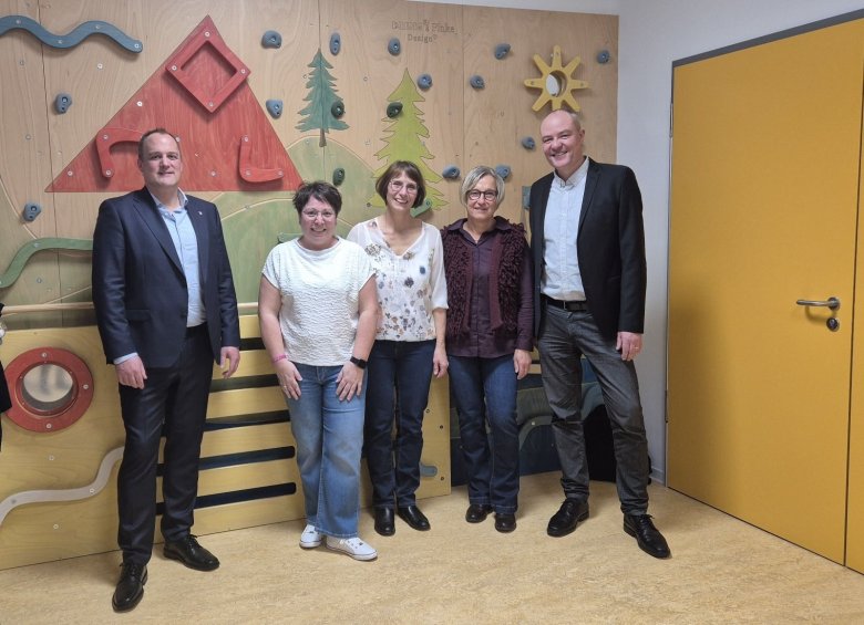 Gruppenbild mit Kita-Leitung, Bürgermeister, stellvertretender Leitung und zukünftiger Leitung