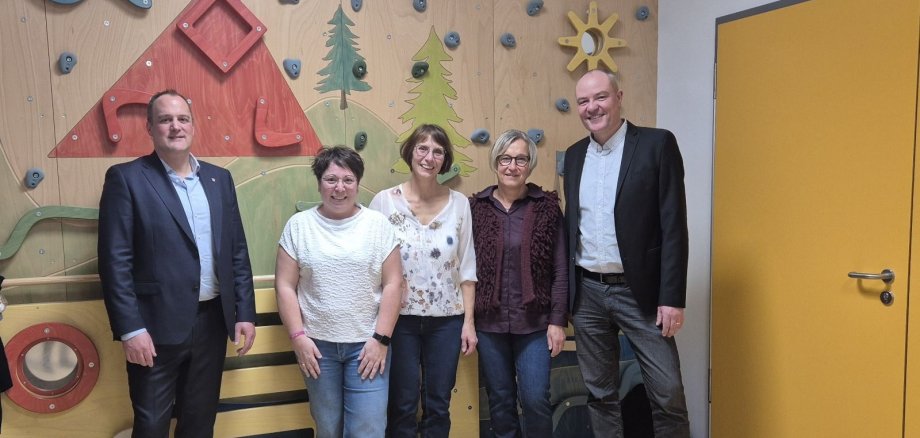 Gruppenbild mit Kita-Leitung, Bürgermeister, stellvertretender Leitung und zukünftiger Leitung