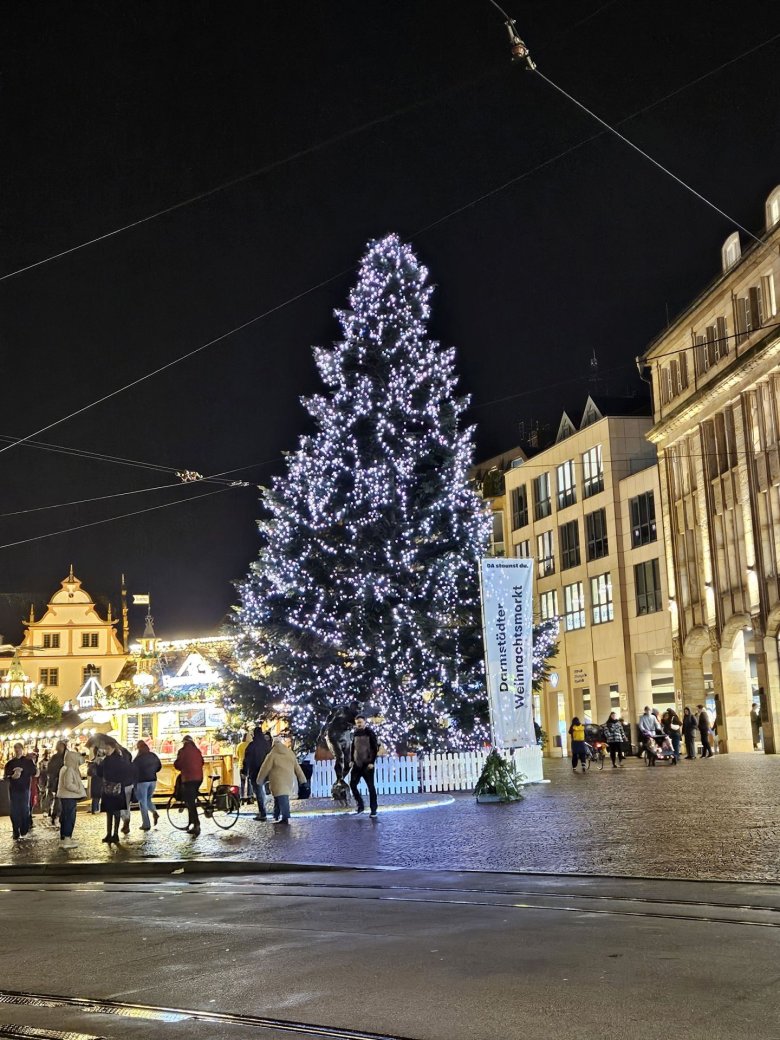 Leuchtender Weihnachtsbaum auf dem Weihnachtsmarkt in Darmstadt