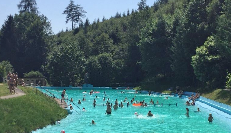 Blick auf Waldseebad Beerfelden mit Badebetrieb
