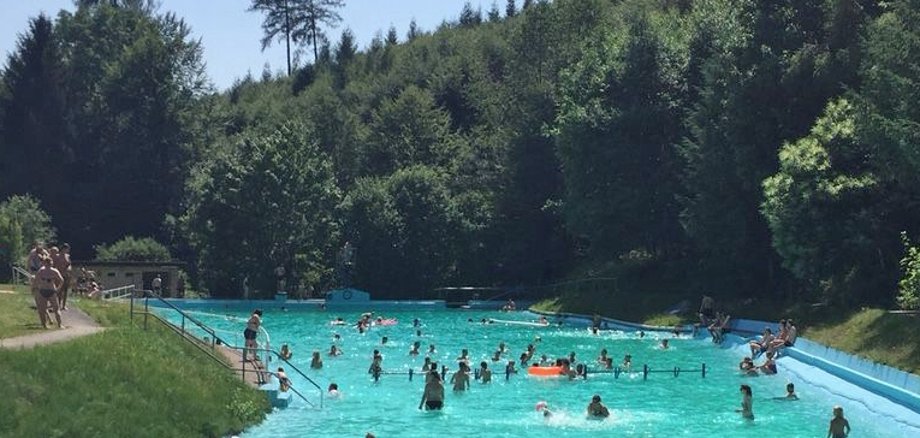 Waldseebad Beerfelden Blick auf Waldseebad Beerfelden mit Badebetrieb