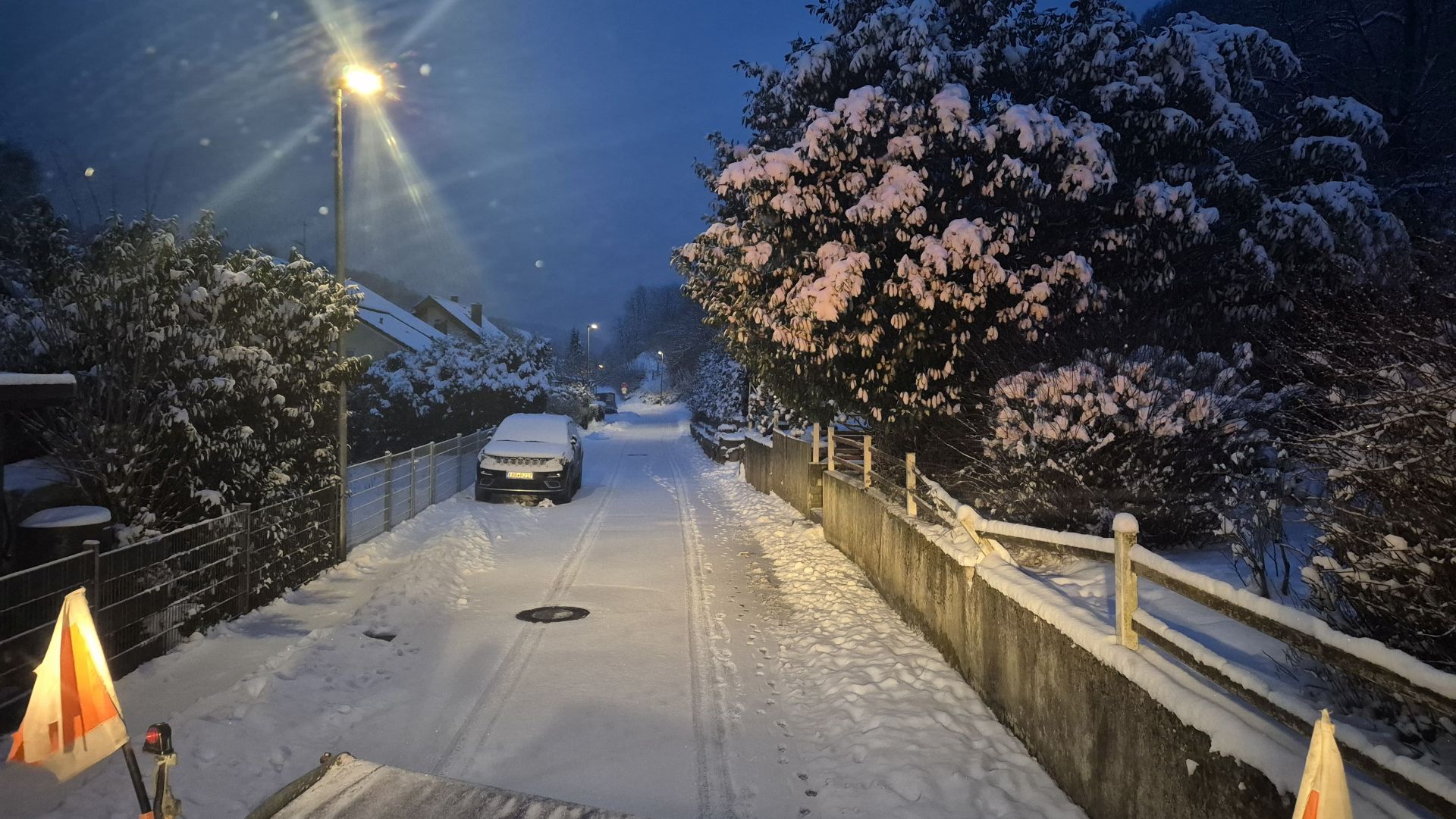 Verschneite Straße kurz vor der Räumung durch den Winterdienst