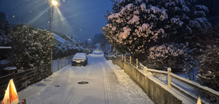 Verschneite Straße kurz vor der Räumung durch den Winterdienst