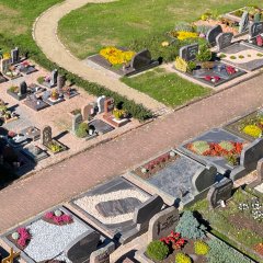Blick auf einen Friedhof