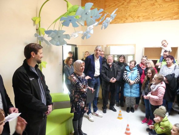 Mneschen bei der Eröffnung der Kita Wirbelwind in Kailbach