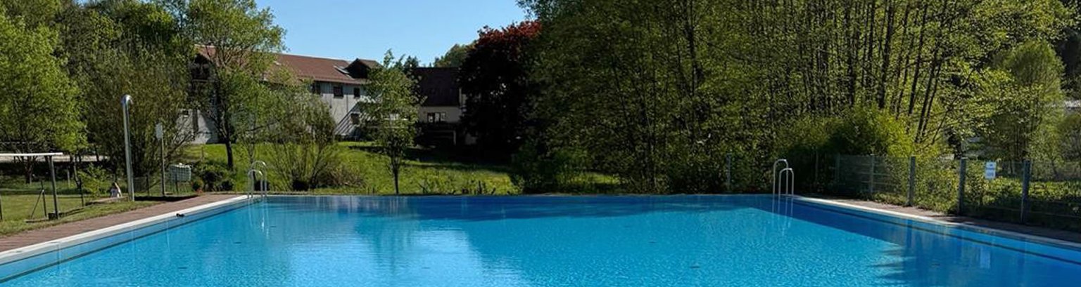 Schwimmbad Finkenbach Wasseroberfläche Schwimmbad Finkenbach