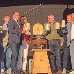 Personengruppe beim offiziellen Bieranstich
