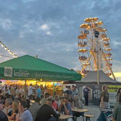 Markgelände in der Abenddämmerung
