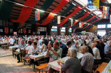 Blick auf die Besucher der Markthalle