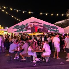 Blick auf Biergarten am Abend