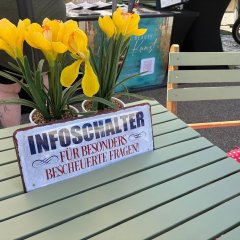 lustiges Schild bei Händlerstand