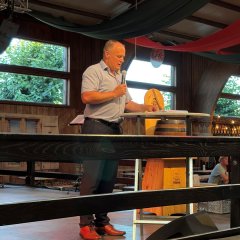Bürgermeister C. Kehrer steht auf Bühne und hält Rede