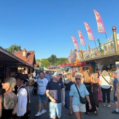Blick auf eine Händlermeile auf Beerfelder Pferdemarkt mit Gästen
